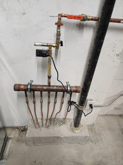 Copper manifold with multiple connected branch lines